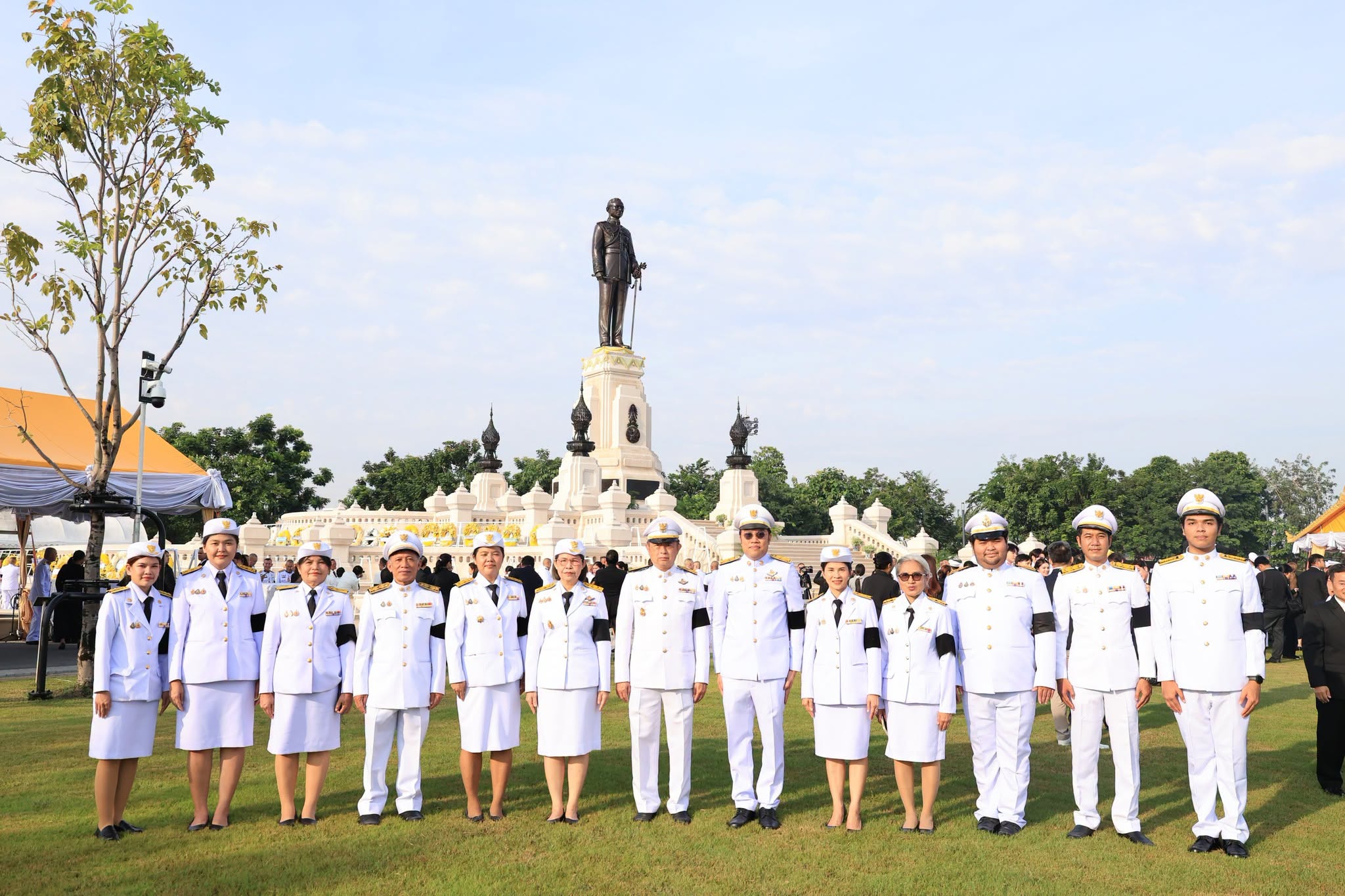 title - ส.ป.ก. ร่วมวางพวงมาลาถวายบังคมพระบรมราชานุสาวรีย์พระบาทสมเด็จพระบรมชนกาธิเบศร มหาภูมิพลอดุลยเดชมหาราช บรมนาถบพิตร เนื่องใน 